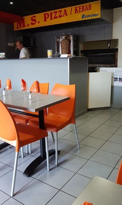 Le comptoir et la broche à kebab